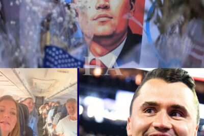 On a flight bound for Phoenix — the eve of Charlie Kirk’s public memorial — a hush fell over the cabin. Then one voice. Then another. “Amazing Grace” rose above the engine’s hum, soft at first, then full, then unbreakable.