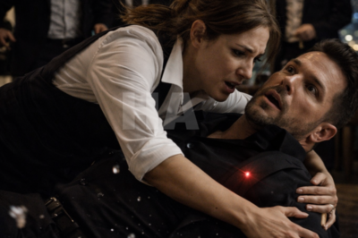 THE POOR WAITRESS SAW A RED DOT ON THE MOB BOSS’S CHEST… AND THREW HERSELF AT HIM ONE SECOND BEFORE THE SHOT CHANGED EVERYTHING